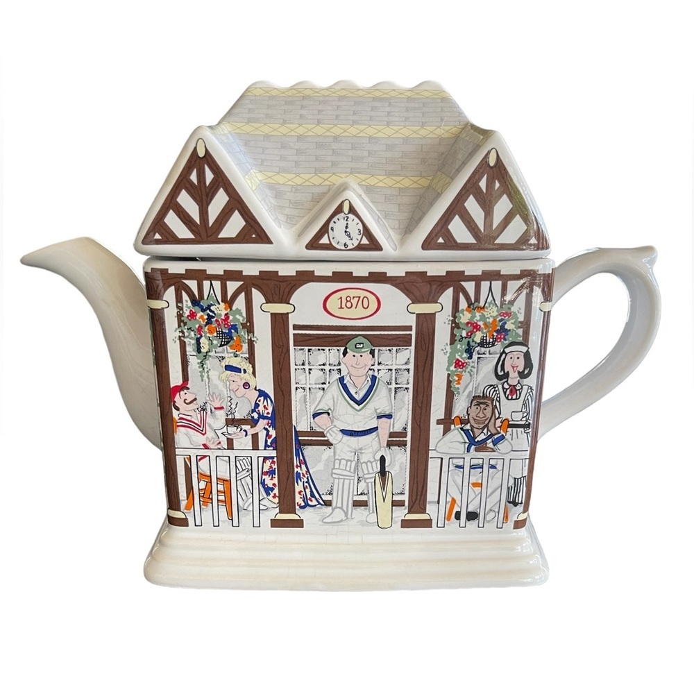 ❤️🫖 Wade vintage porcelain cricket/bowler inspired teapot excellent condition!